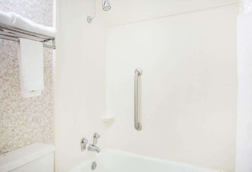 Отель Ramada By Wyndham & Suites Warner Robins