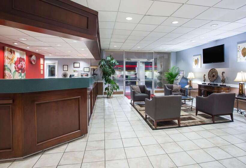 Отель Ramada By Wyndham & Suites Warner Robins