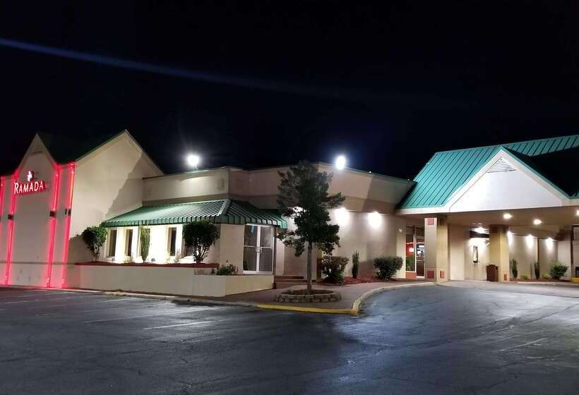 Отель Ramada By Wyndham & Suites Warner Robins