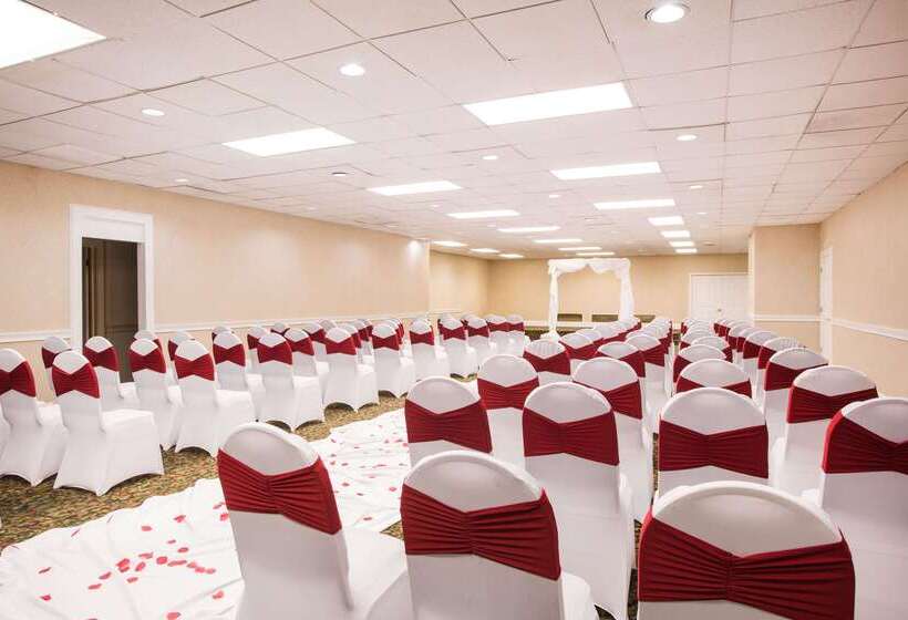 هتل Ramada By Wyndham & Suites Warner Robins