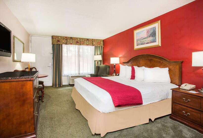 Отель Ramada By Wyndham & Suites Warner Robins