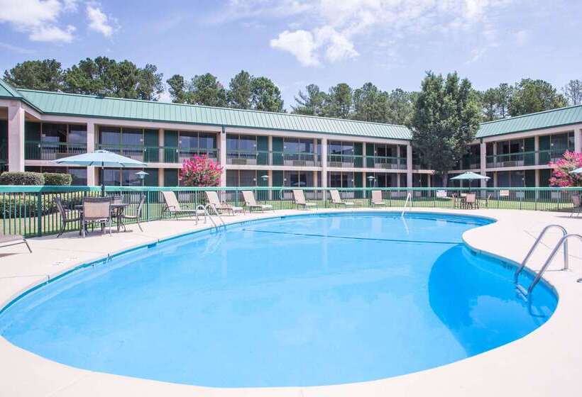 Отель Ramada By Wyndham & Suites Warner Robins