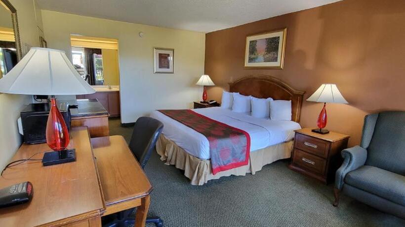 Отель Ramada By Wyndham & Suites Warner Robins