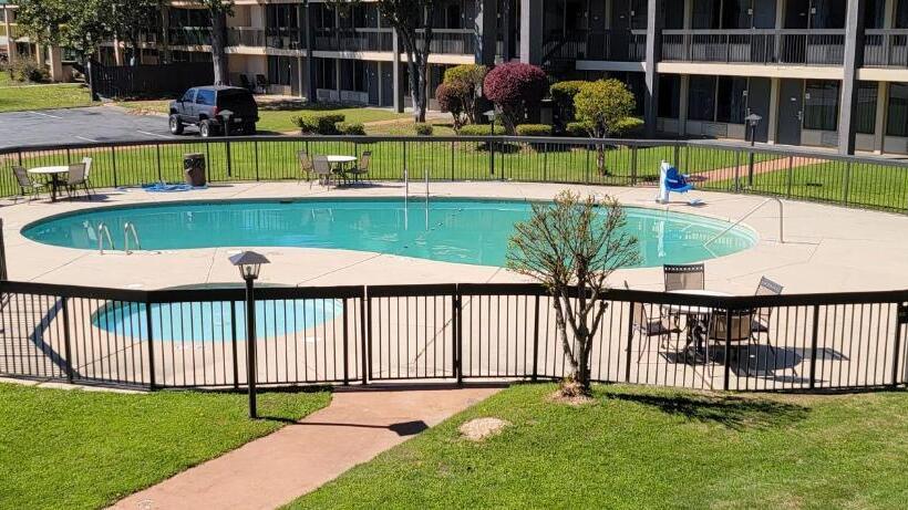 هتل Ramada By Wyndham & Suites Warner Robins
