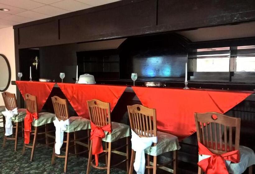 Отель Ramada By Wyndham & Suites Warner Robins