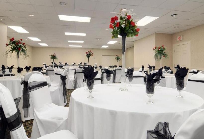 Отель Ramada By Wyndham & Suites Warner Robins