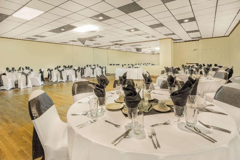 فندق Ramada Plaza By Wyndham Fayetteville Fort Bragg Area