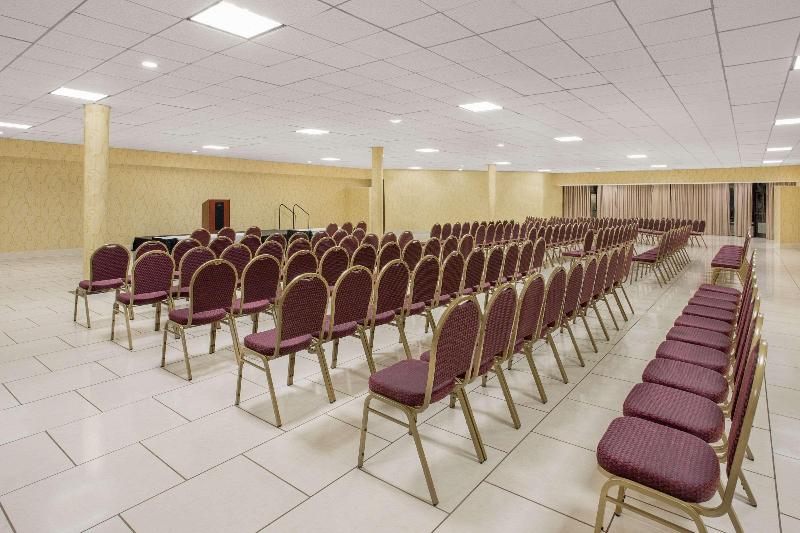 فندق Ramada Plaza By Wyndham Fayetteville Fort Bragg Area