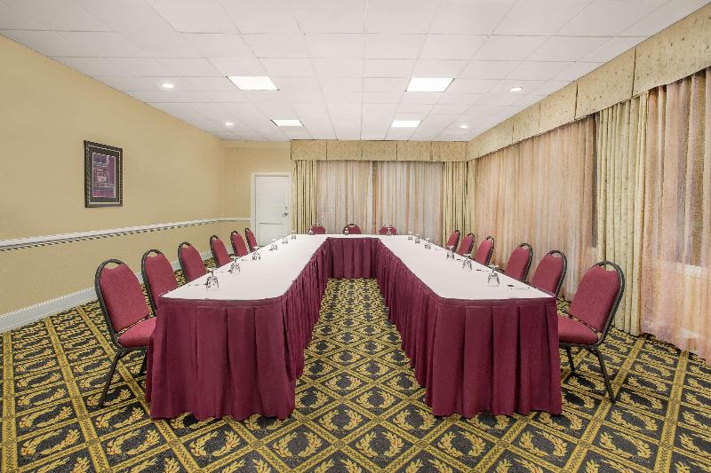 فندق Ramada Plaza By Wyndham Fayetteville Fort Bragg Area