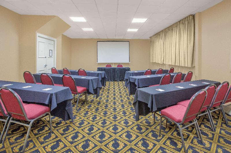 فندق Ramada Plaza By Wyndham Fayetteville Fort Bragg Area