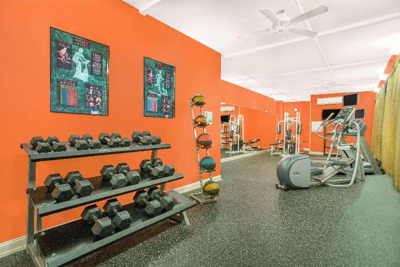 فندق Ramada Plaza By Wyndham Fayetteville Fort Bragg Area