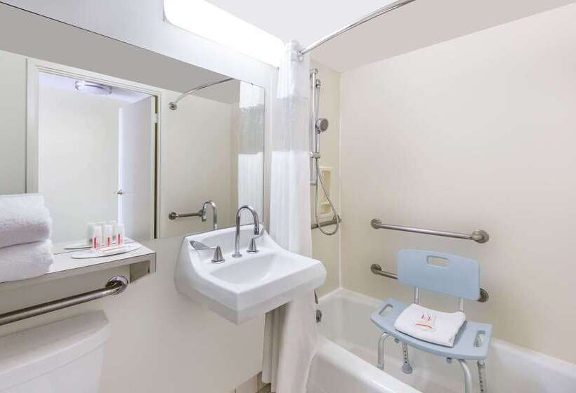 בית מלון כפרי Ramada Plaza By Wyndham Waikiki