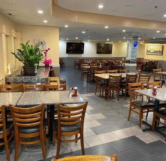 בית מלון כפרי Ramada Plaza By Wyndham Waikiki