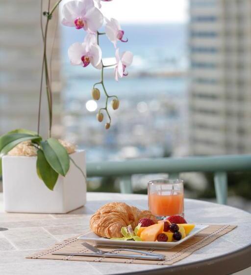 בית מלון כפרי Ramada Plaza By Wyndham Waikiki