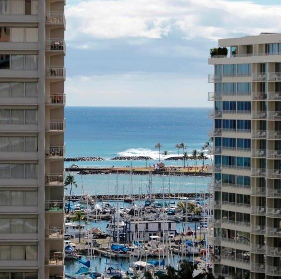 בית מלון כפרי Ramada Plaza By Wyndham Waikiki