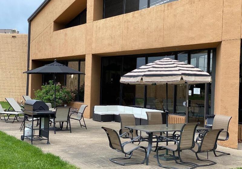 The Atrium Hotel On Third