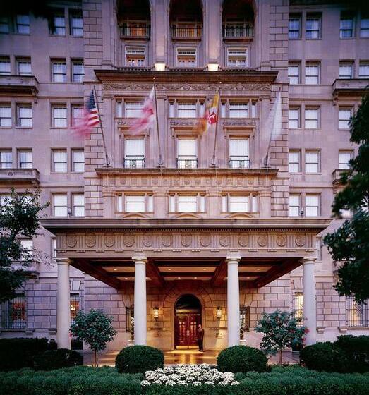 בית מלון כפרי The Hay  Adams