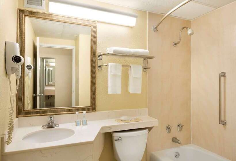 فندق Travelodge By Wyndham Sturgis