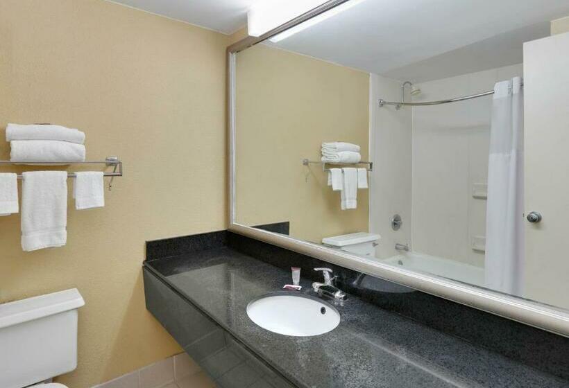 فندق Travelodge By Wyndham Texarkana