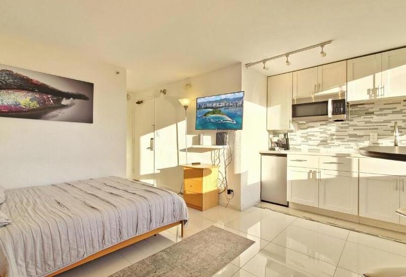 בית מלון כפרי Waikiki Monarch