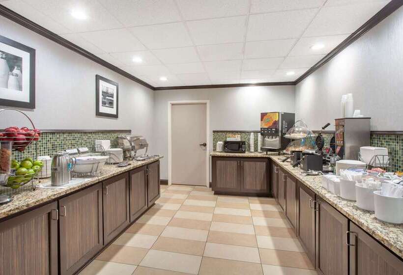 ホテル Wingate By Wyndham Charleston Coliseum