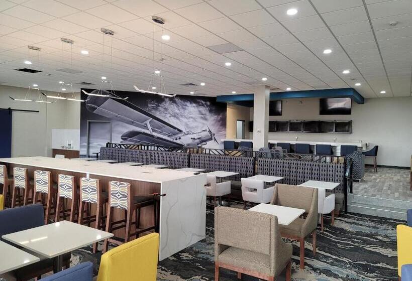 Отель Wingate By Wyndham Wichita Airport