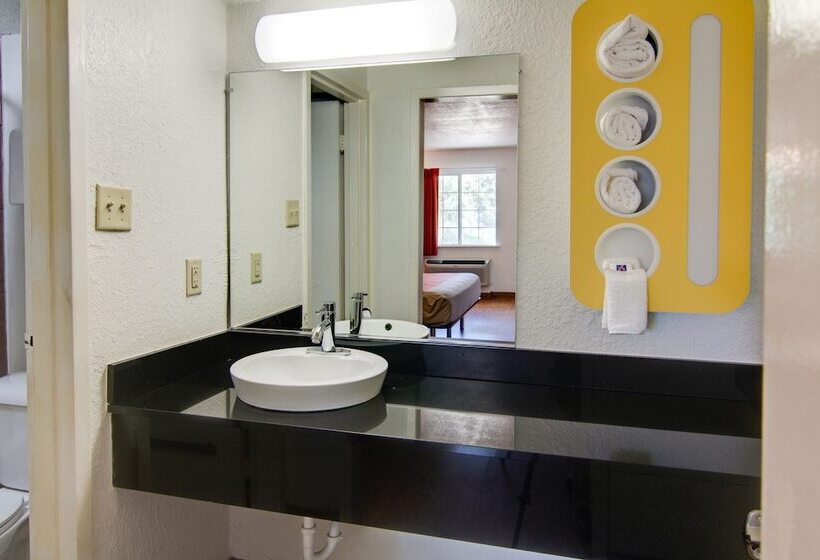 Motel 6 Mount Pleasant, Tx