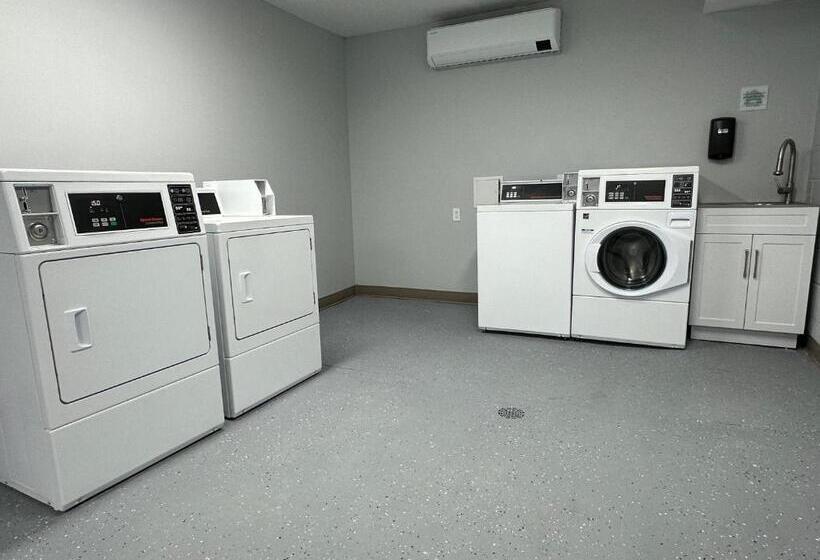 ホテル Hometowne Studios By Red Roof & Conference Center Cortland