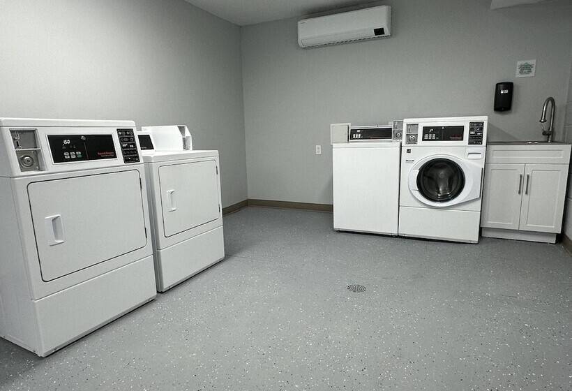 ホテル Hometowne Studios By Red Roof & Conference Center Cortland