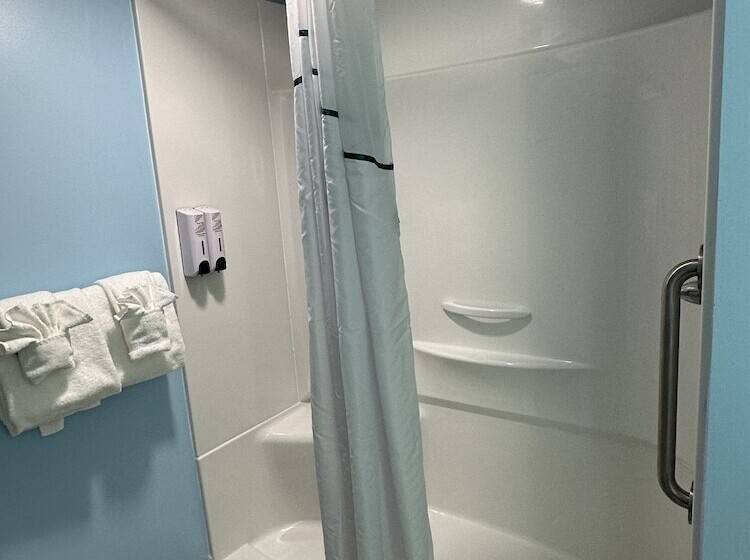 ホテル Hometowne Studios By Red Roof & Conference Center Cortland