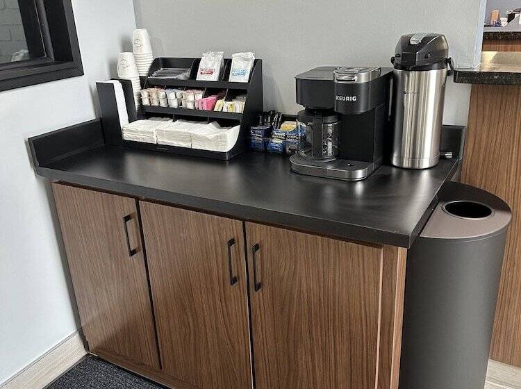 ホテル Hometowne Studios By Red Roof & Conference Center Cortland