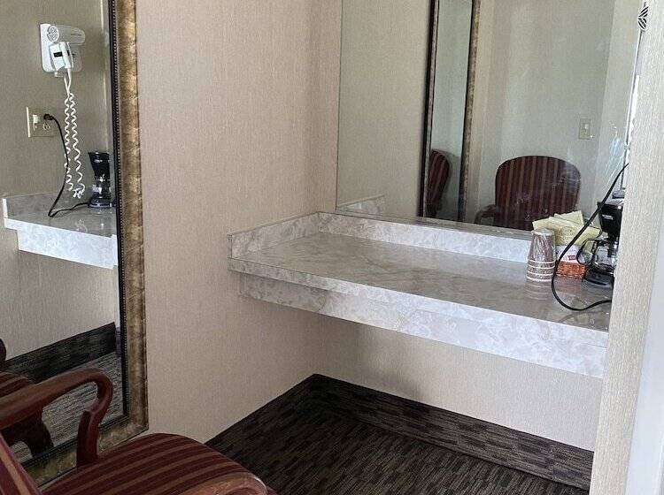 The Georgian Lakeside Resort