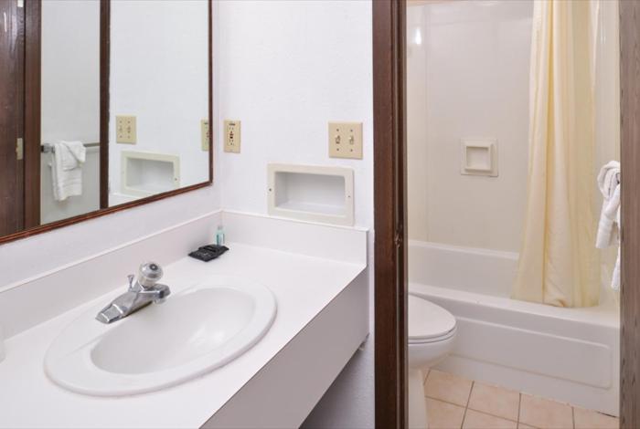 Отель Americas Best Value Inn & Suites Grand Island