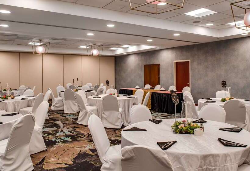 Отель Best Western Premier Richmond City Gateway