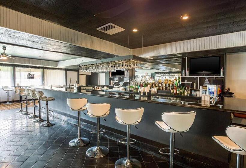 ホテル Pocono Inn & Banquet   Stroudsburg