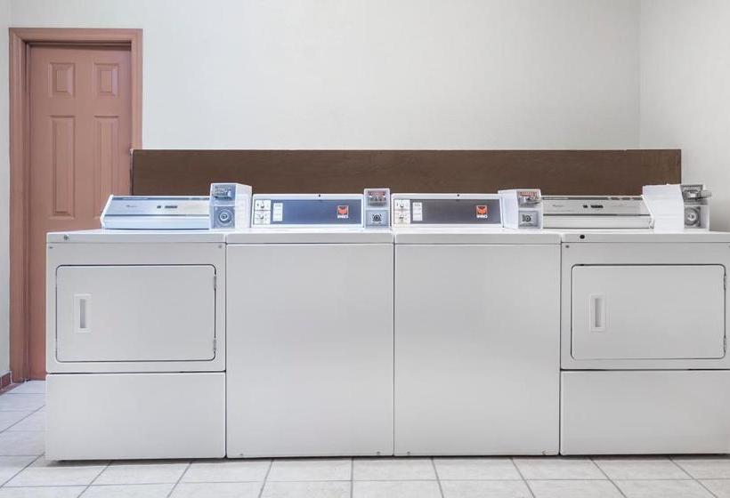 호텔 Days Inn By Wyndham Asheville/mall