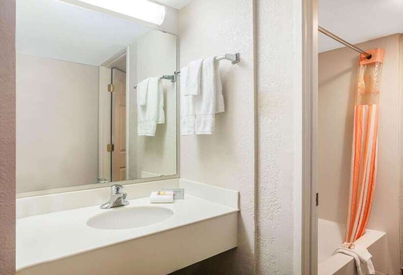 فندق Days Inn By Wyndham Del Rio