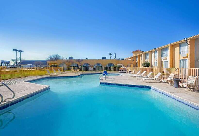 فندق Days Inn By Wyndham Del Rio