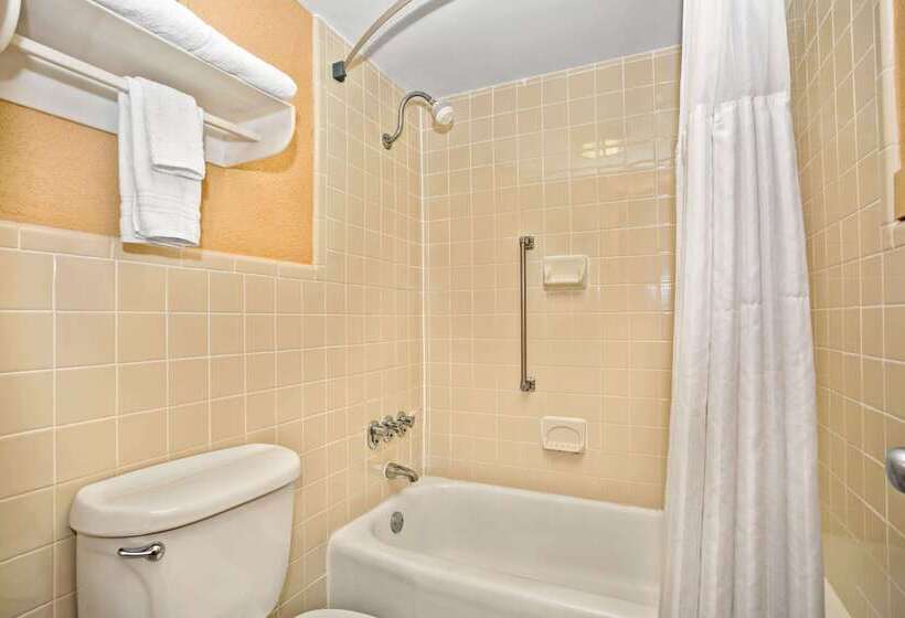 בית מלון כפרי Days Inn By Wyndham Durham/near Duke University