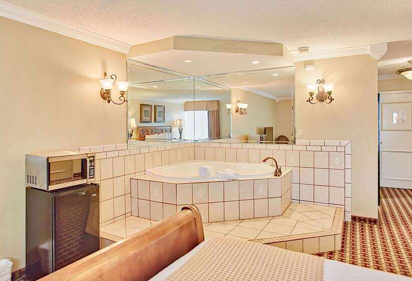 בית מלון כפרי Days Inn & Suites By Wyndham Johnson City