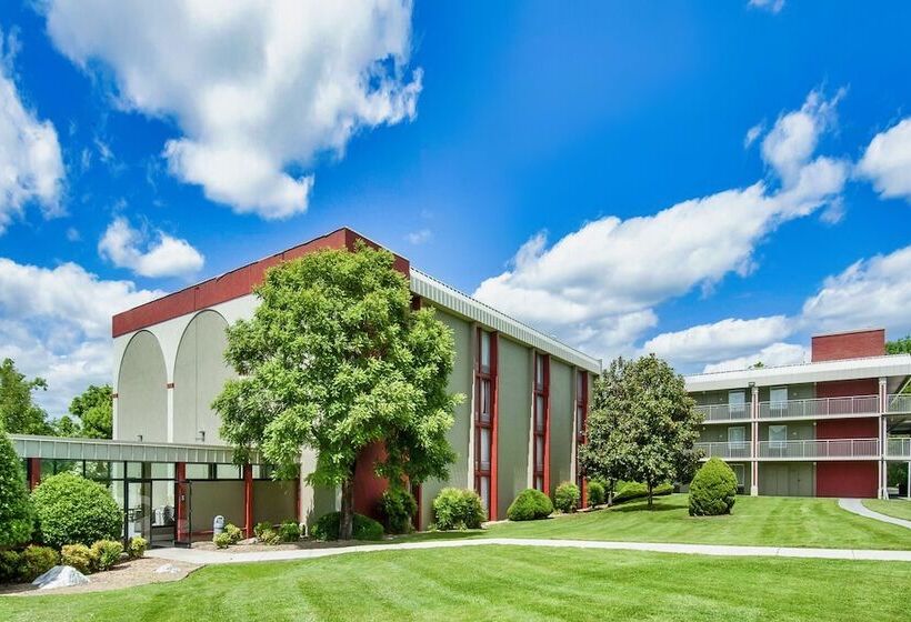 בית מלון כפרי Days Inn & Suites By Wyndham Johnson City