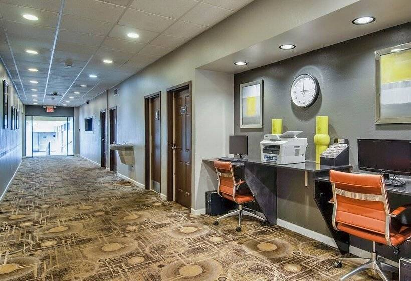 בית מלון כפרי Days Inn & Suites By Wyndham Johnson City