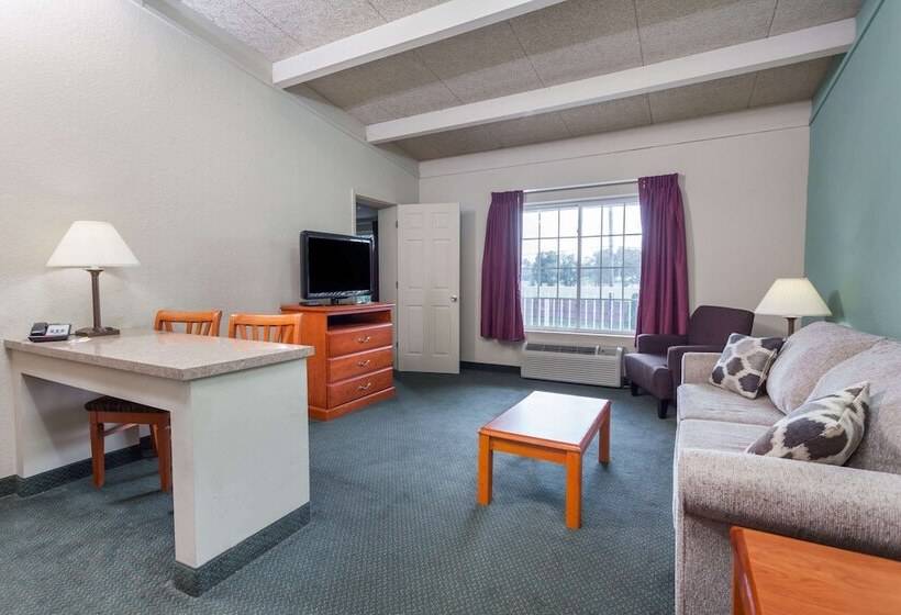 בית מלון כפרי Days Inn & Suites By Wyndham Lexington