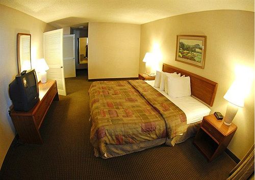 Отель Moraine Suites and Conference Center