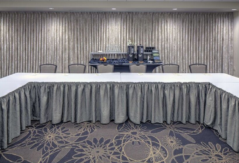 هتل Doubletree By Hilton Madison Downtown