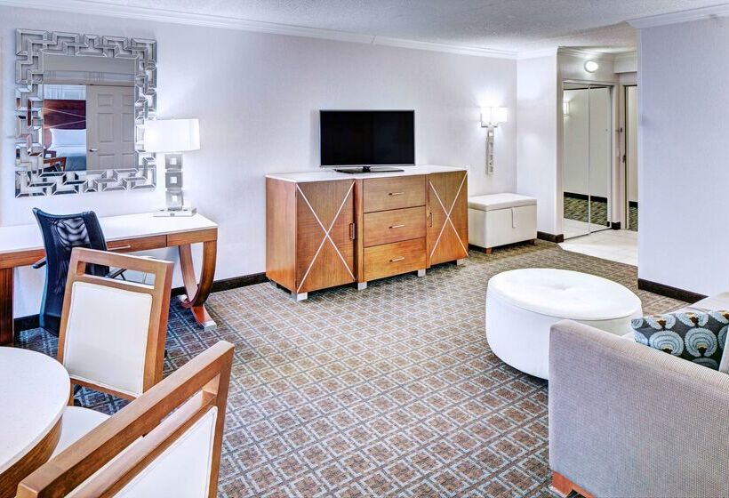 هتل Doubletree By Hilton Madison Downtown