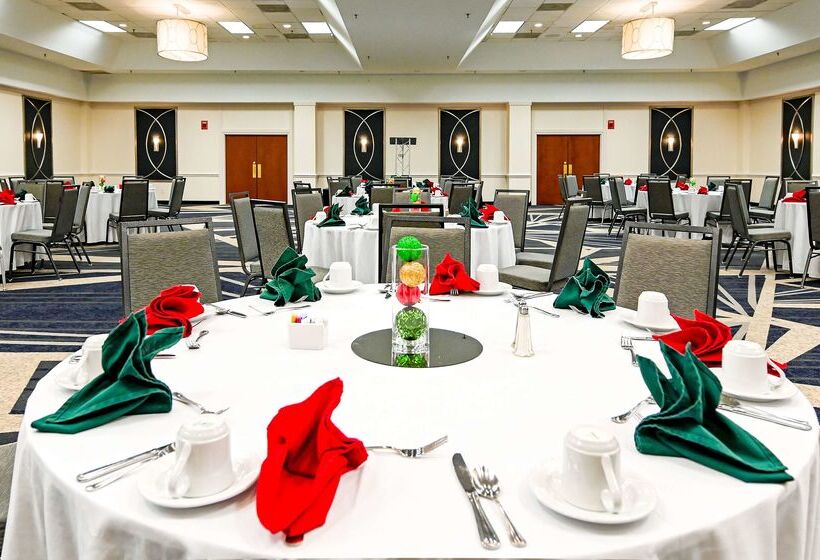 هتل Doubletree By Hilton Richmond Midlothian