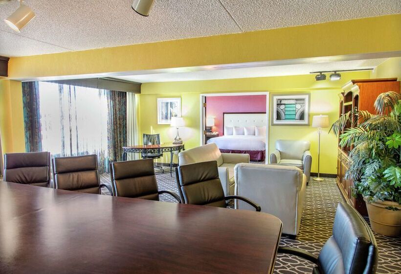 هتل Doubletree By Hilton Richmond Midlothian