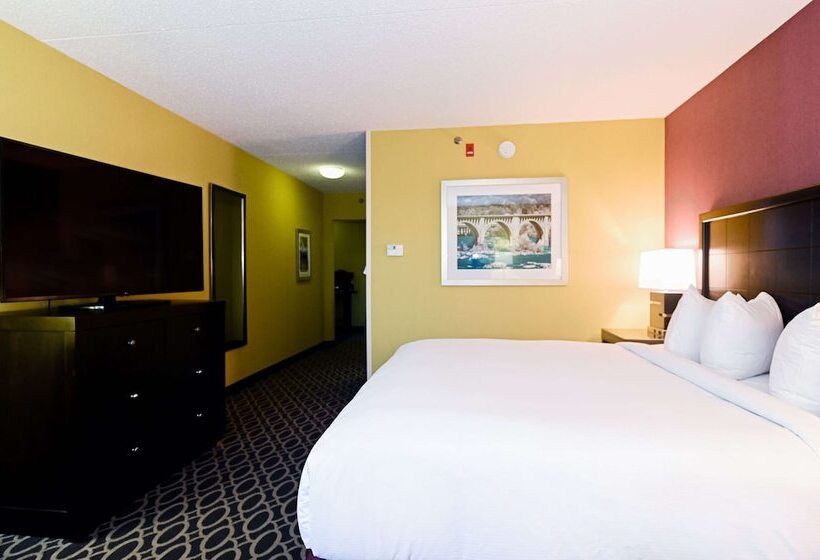 هتل Doubletree By Hilton Richmond Midlothian