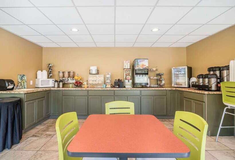 Отель Econo Lodge Inn And Suites